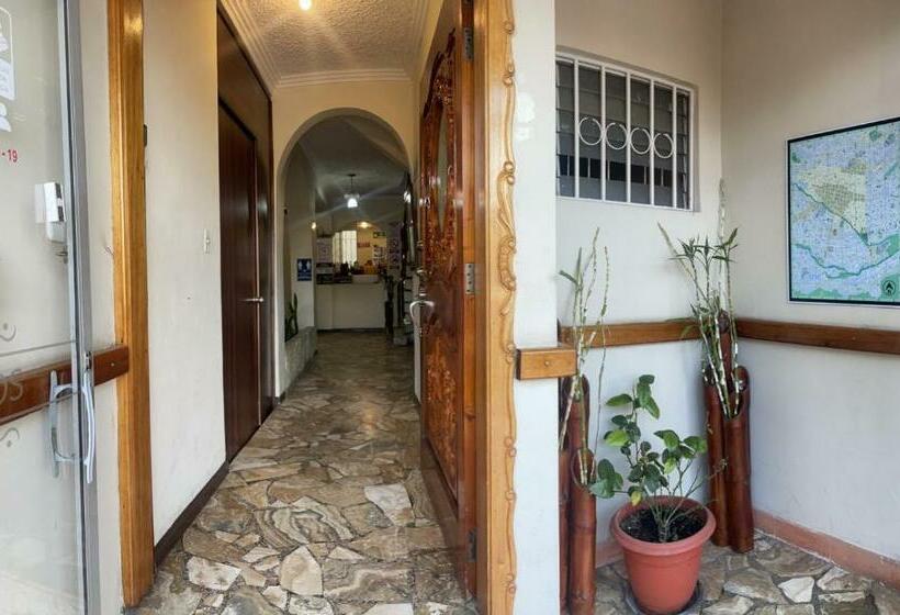 هاستل Alojamientos Hostal Rest House