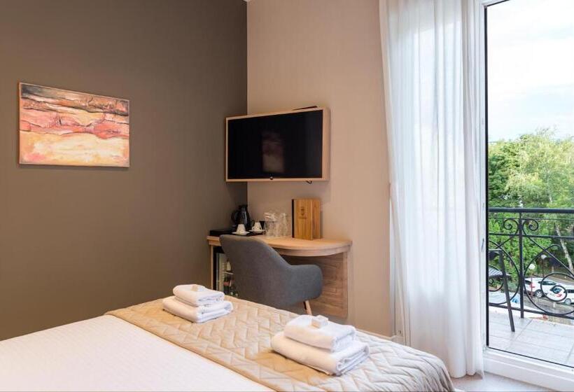 هتل Emilia Lux Rooms