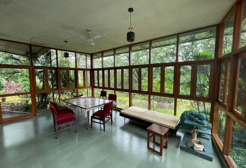 호텔 The Homecoming Farmstay Karjat