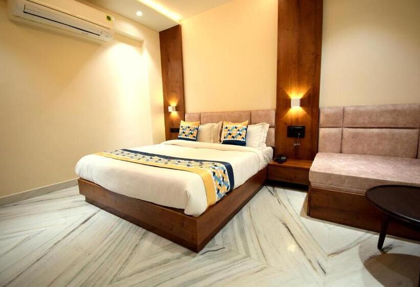 The Sky Imperial Hotel Sugam   10 Meters From Shrinathji Temple