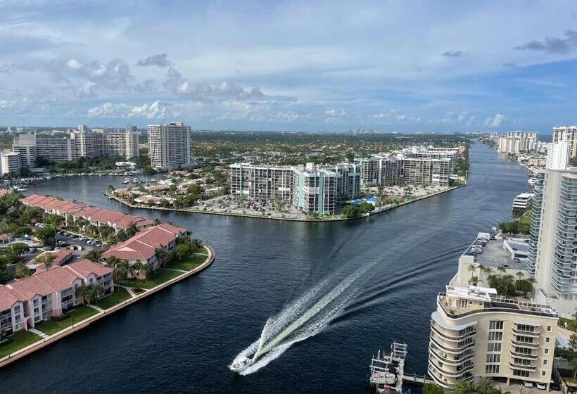 Hyde Beach House Lux Apartment