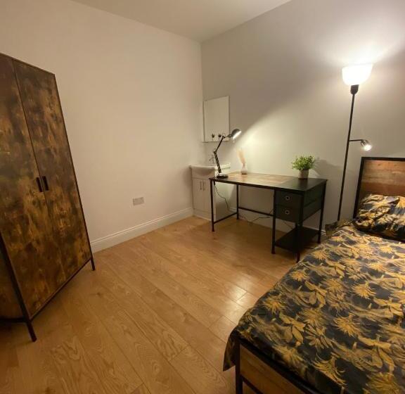 Пансион 4 Wharncliffe Drive