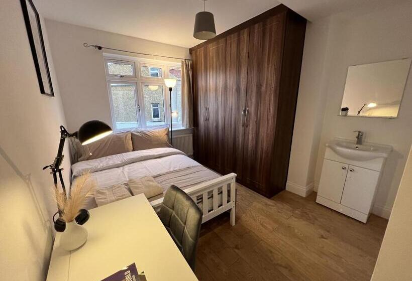 Пансион 4 Wharncliffe Drive