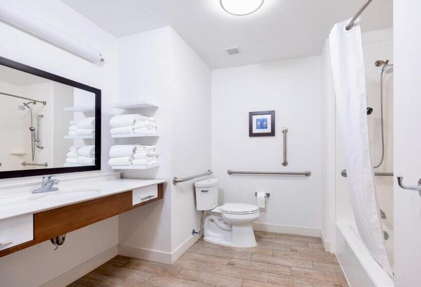 فندق Flag Point Inn And Suites Pratt By Fairbridge