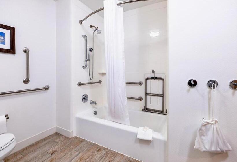 فندق Flag Point Inn And Suites Pratt By Fairbridge