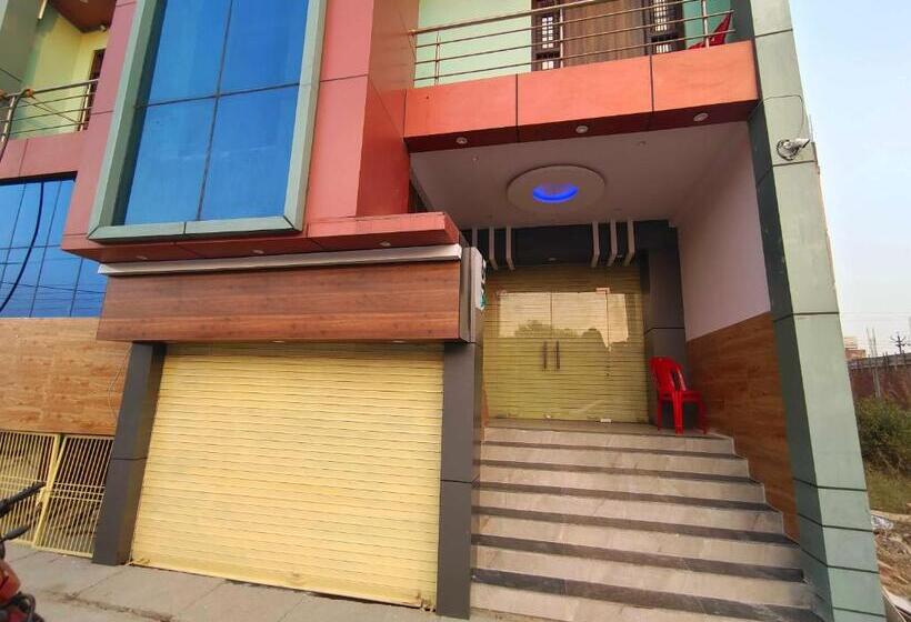 ホテル Oyo 70355  Shaurya