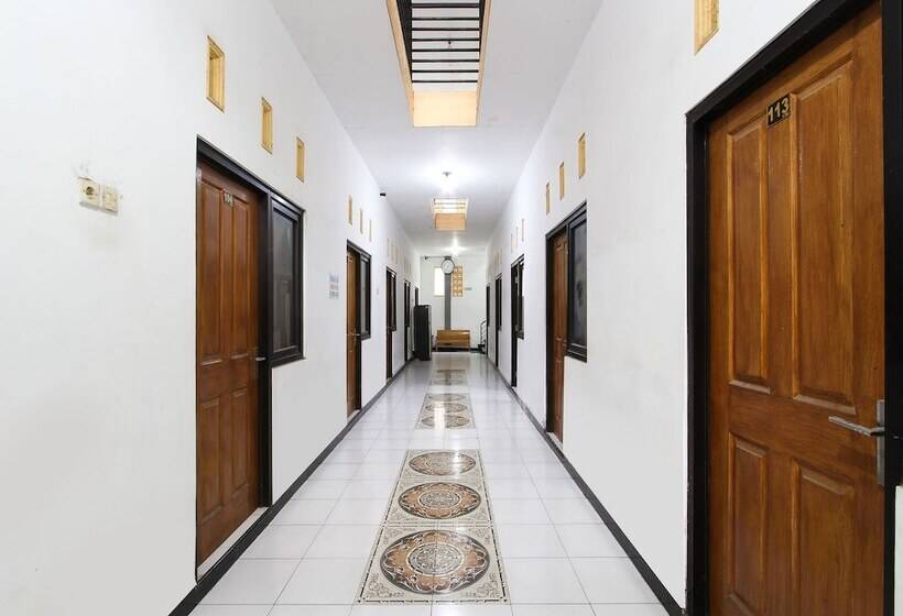 فندق Spot On 91935 Hellena Guesthouse