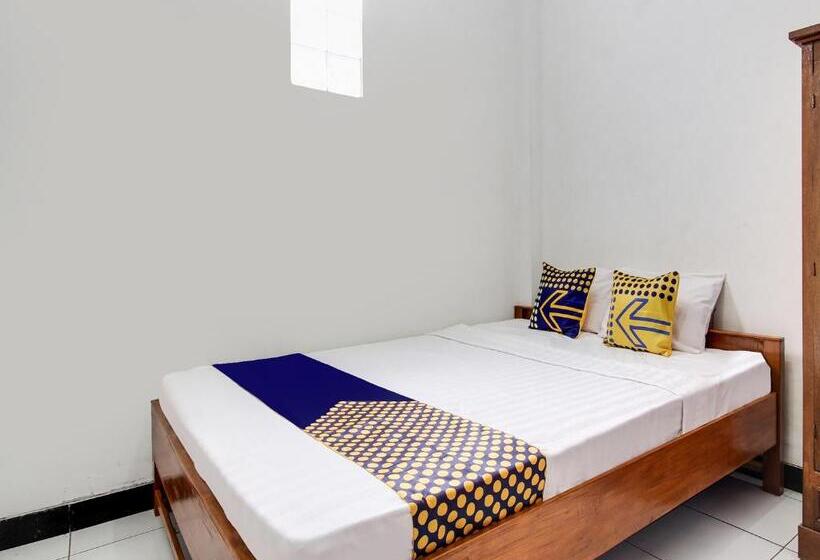 فندق Spot On 91935 Hellena Guesthouse