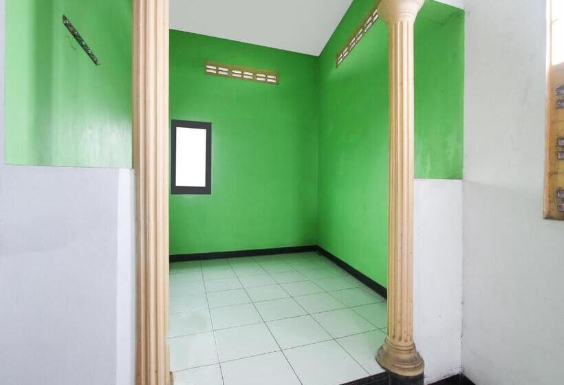 فندق Spot On 91935 Hellena Guesthouse