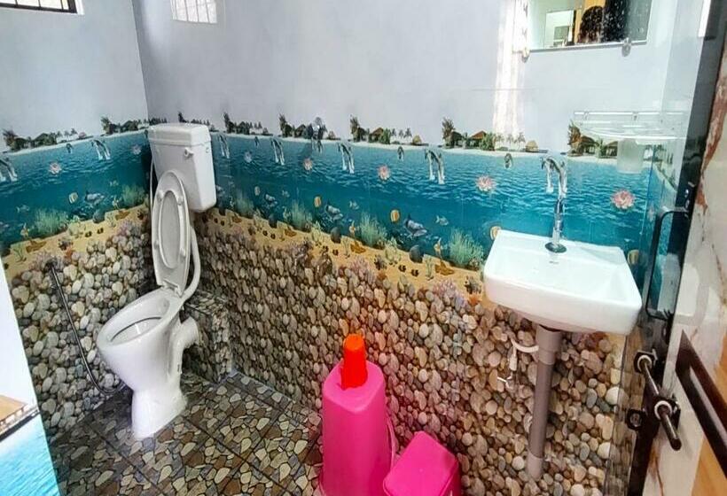 ホテル Staymaker Roopa Lodge