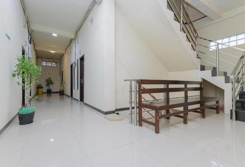 هتل Reddoorz Syariah Near Universitas Jember