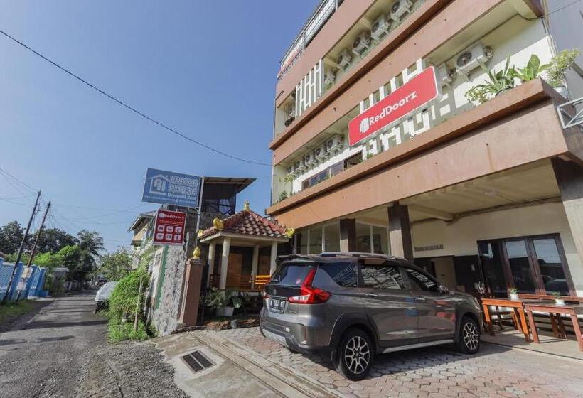 هتل Reddoorz Syariah Near Universitas Jember