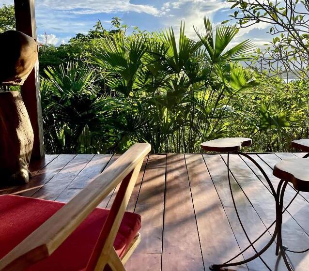 مبيت وإفطار Eden Jungle Lodge