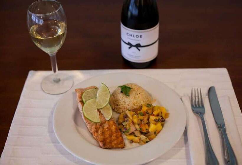 مبيت وإفطار Elizabeth Pointe Lodge