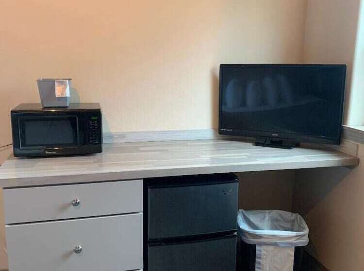 Отель Price Pointe Inn