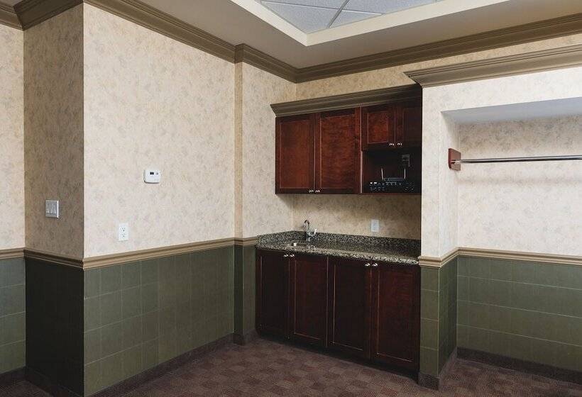 בית מלון כפרי Redwood Inn & Suites