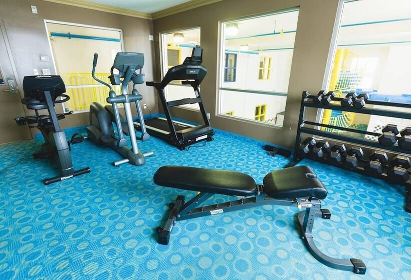 בית מלון כפרי Redwood Inn & Suites