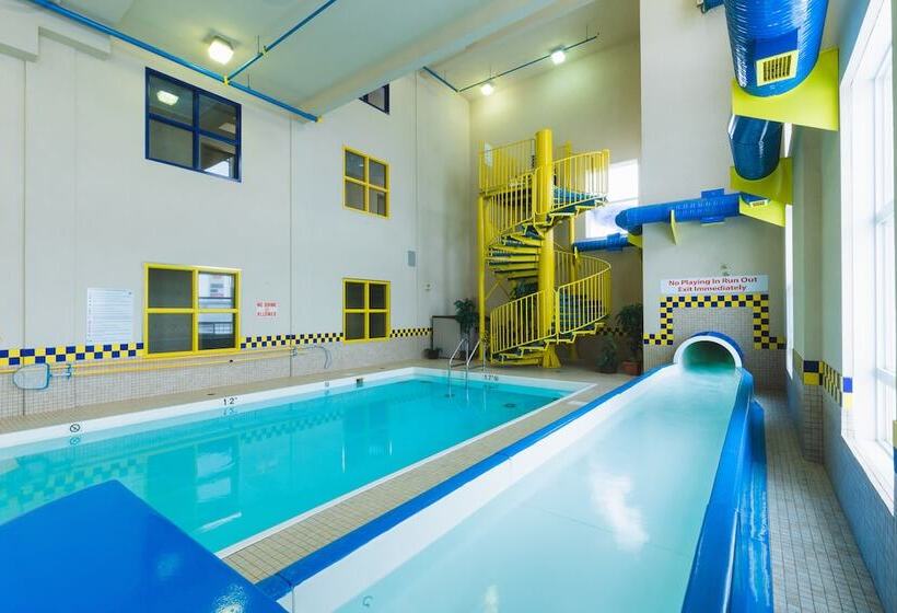 בית מלון כפרי Redwood Inn & Suites