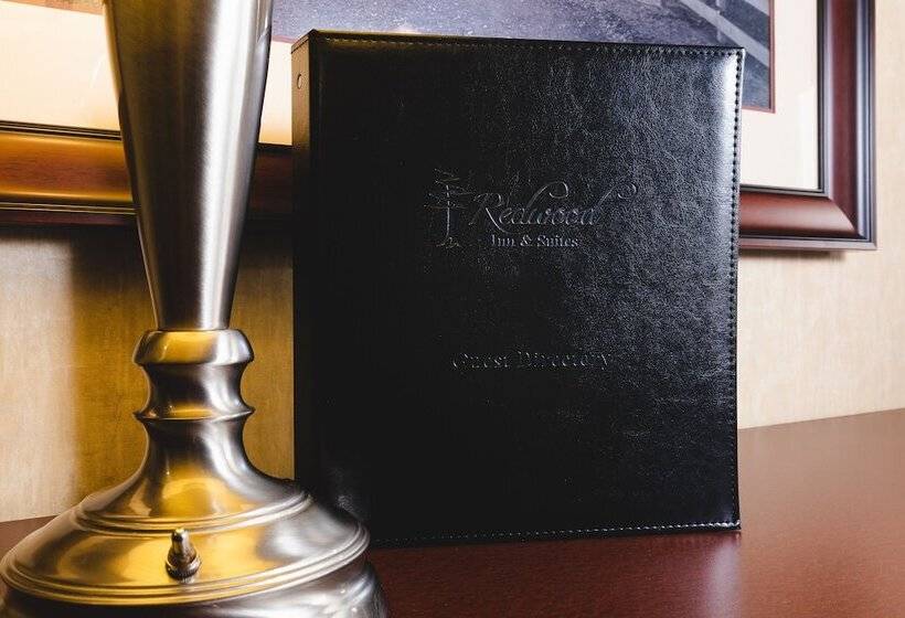 בית מלון כפרי Redwood Inn & Suites