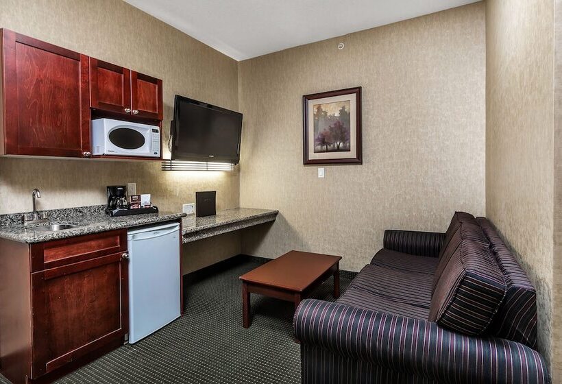 בית מלון כפרי Redwood Inn & Suites