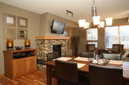 בית מלון כפרי Rundle Cliffs Lodge By Spring Creek Vacations