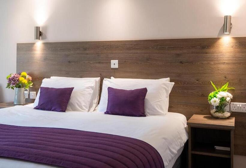 پانسیون The Limes Country Lodge Hotel & Admiral Restaurant