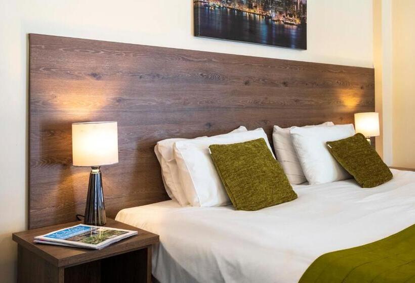 پانسیون The Limes Country Lodge Hotel & Admiral Restaurant