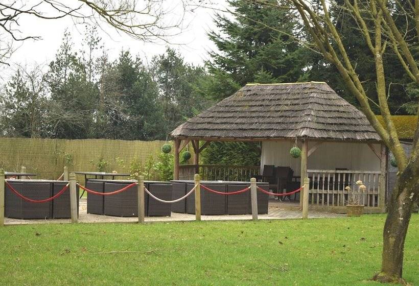 پانسیون The Limes Country Lodge Hotel & Admiral Restaurant