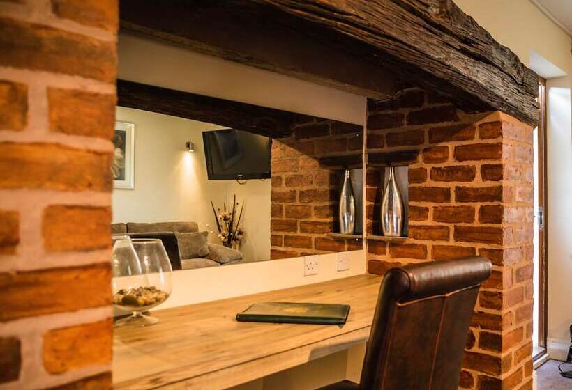 پانسیون The Limes Country Lodge Hotel & Admiral Restaurant