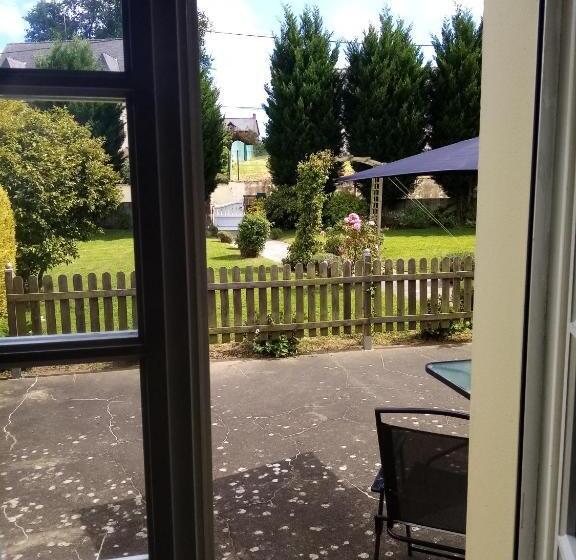 住宿加早餐  By The Lake