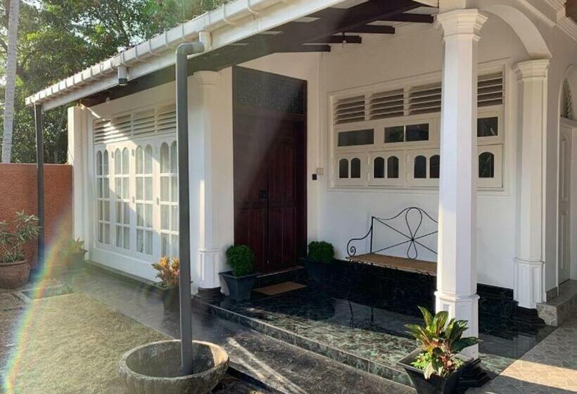 פנסיון Tropical Colonial Retreat Minutes From The Beach