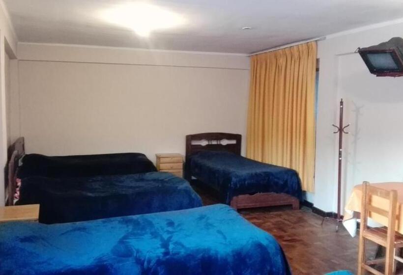 هاستل Hostal Isidoros