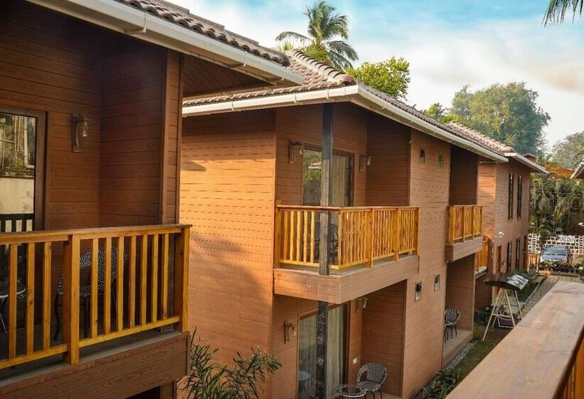 Hotel Treehouse Mars Beach Cottages