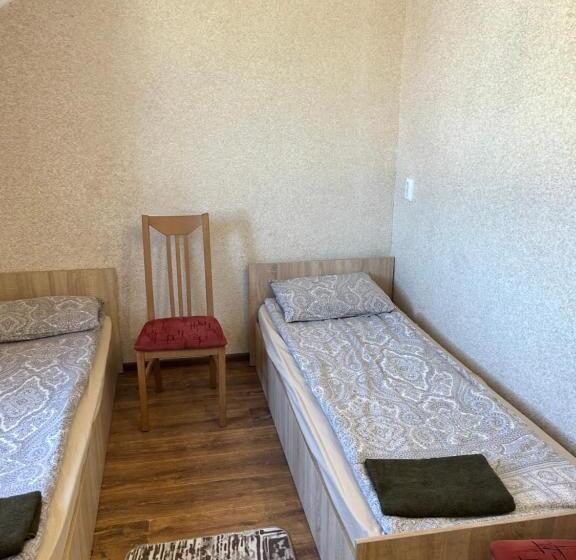 Retkeilymaja готель максим