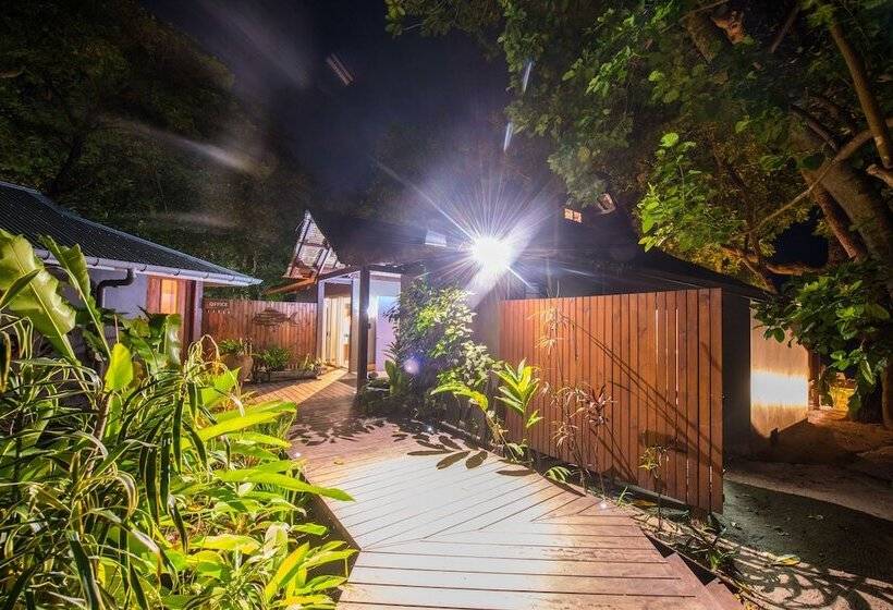 هتل Barrier Beach Resort