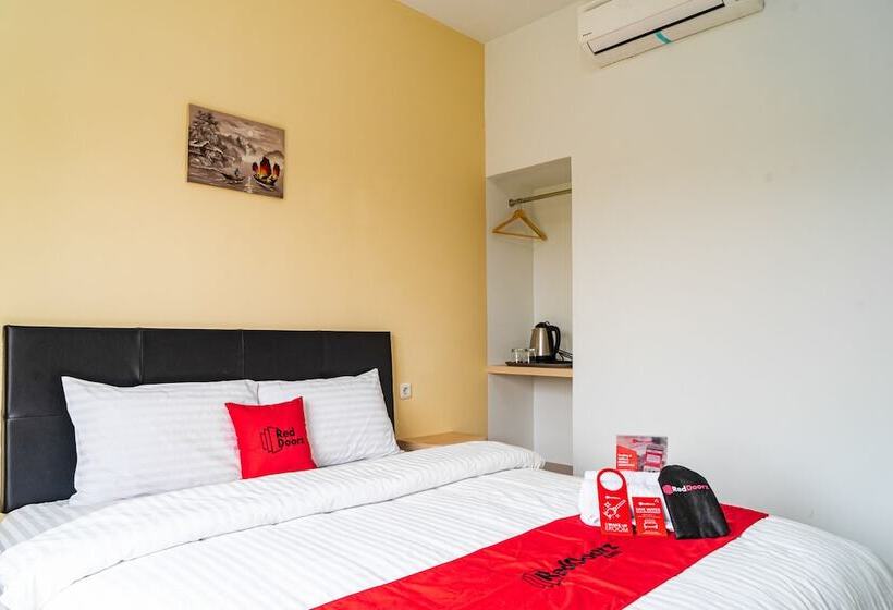 Отель Formerly Reddoorz Plus Near Teras Kota 3
