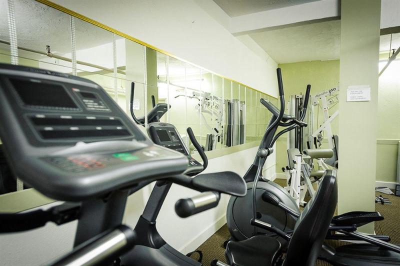 Отель Peterborough Inn & Suites