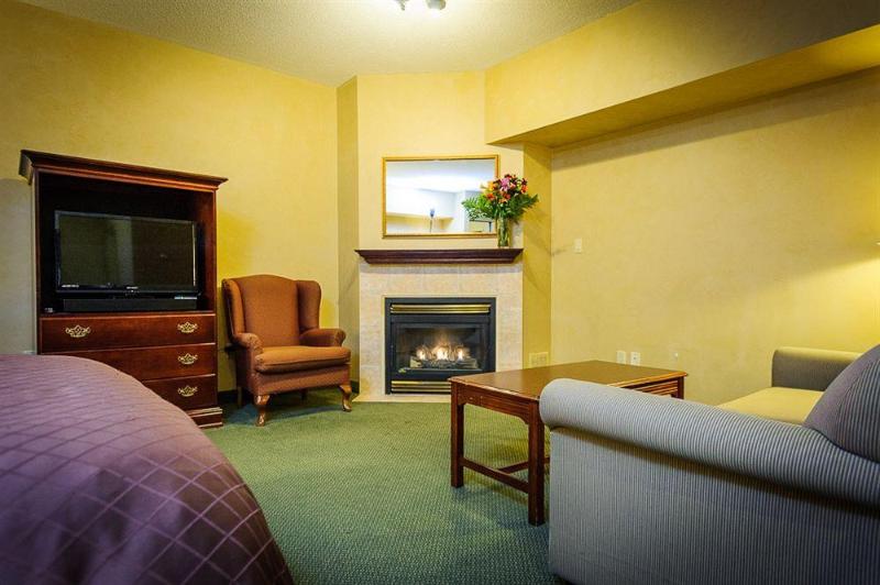 Отель Peterborough Inn & Suites