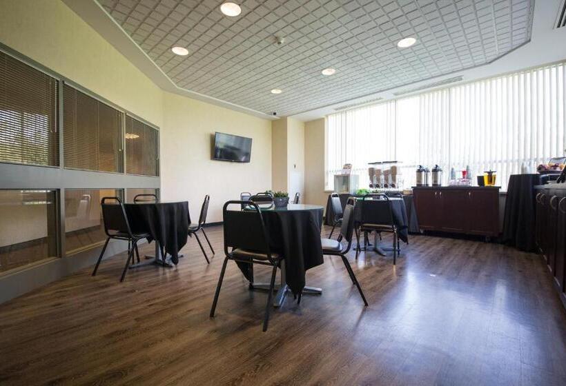 هتل Residence & Conference Centre   Windsor