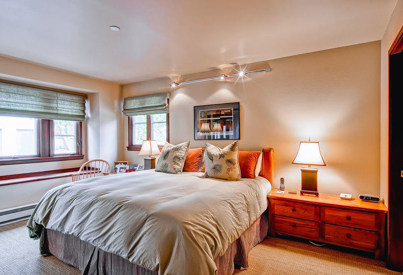 فندق The Meadows Townhomes