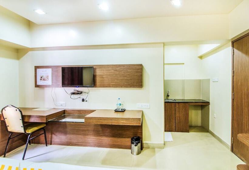 Отель Treebo Blossom   Viman Nagar