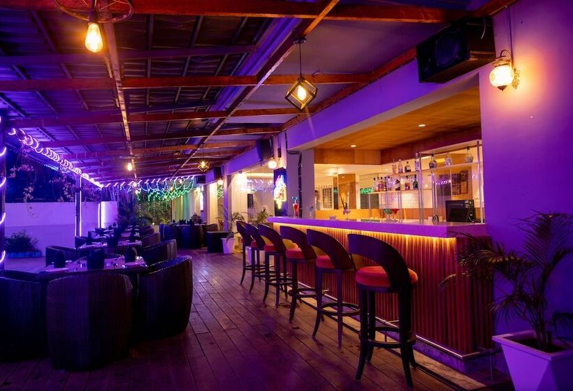 هتل La Oasis By Meraden