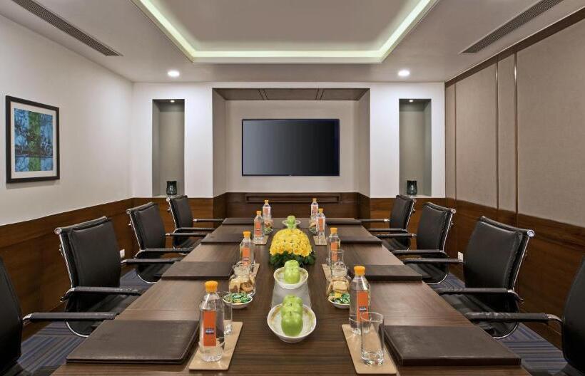 בית מלון כפרי Nirwana Hometel Jaipur  A Sarovar