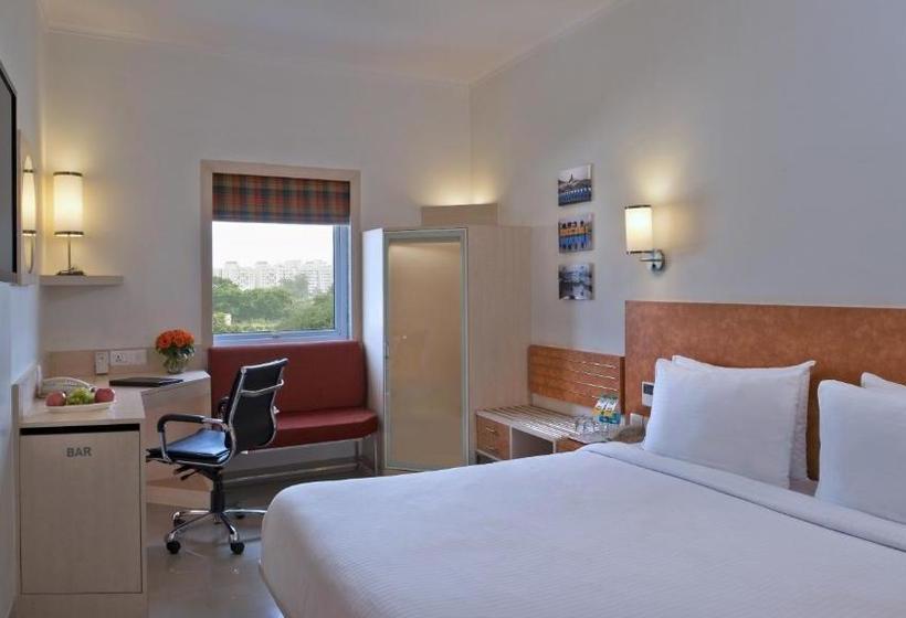 בית מלון כפרי Nirwana Hometel Jaipur  A Sarovar