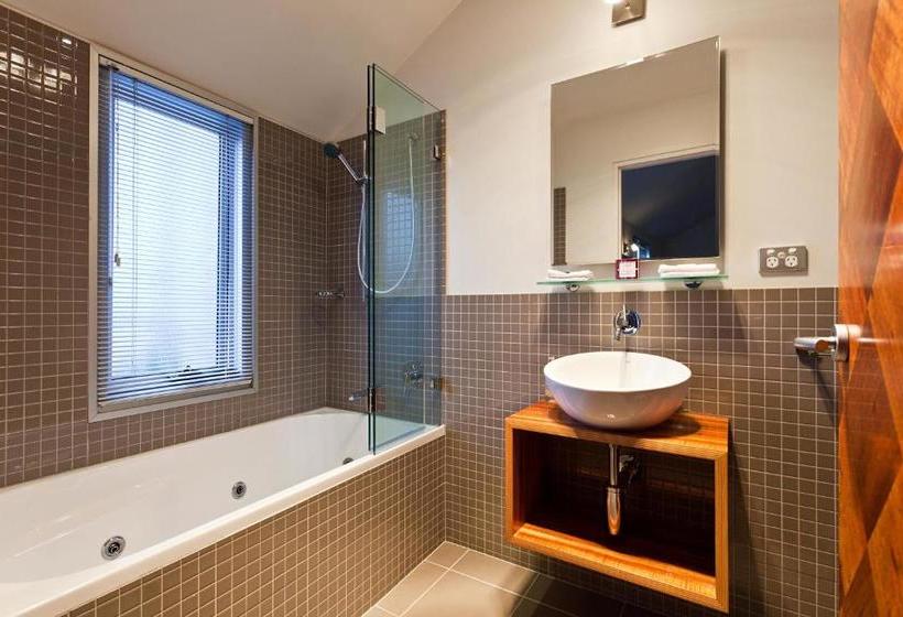 Twofourtwo Boutique Apartments