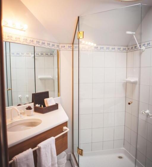 تختخواب و صبحانه Hideaway On George