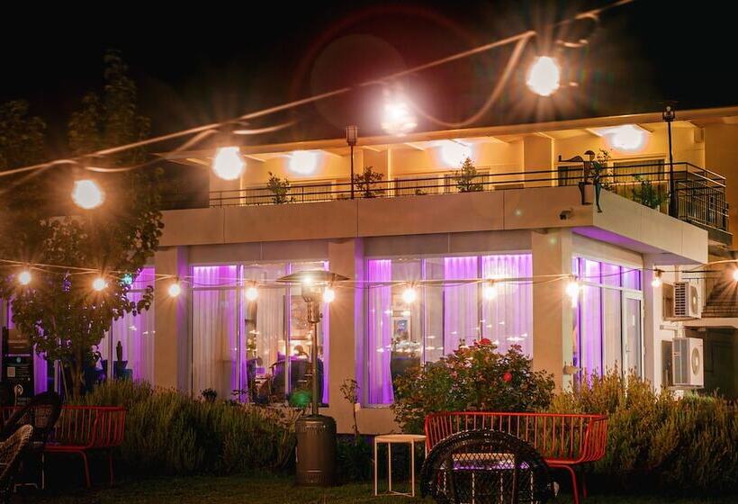 فندق على الطريق The Oriana Orange   Retro Hotel & Resort