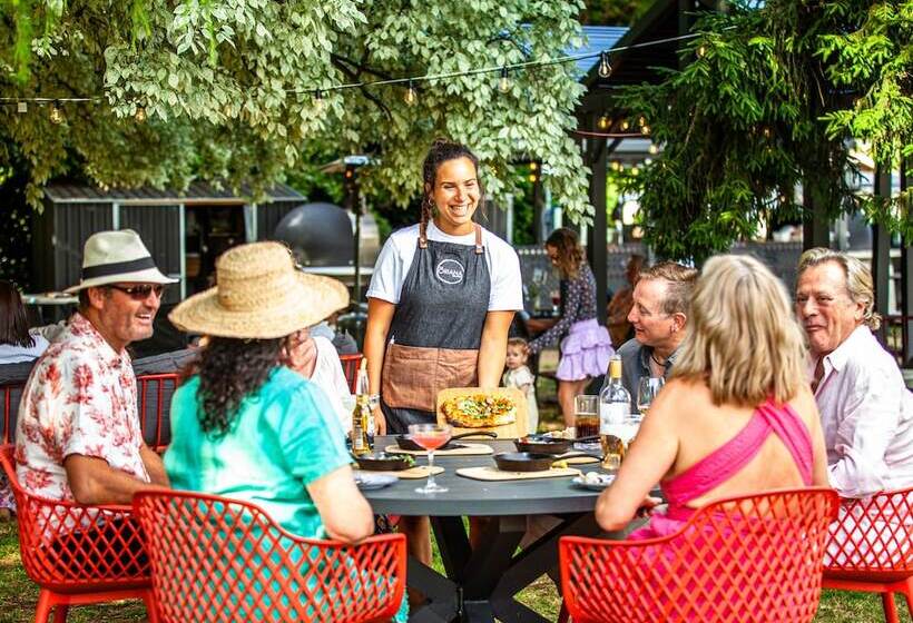 فندق على الطريق The Oriana Orange   Retro Hotel & Resort