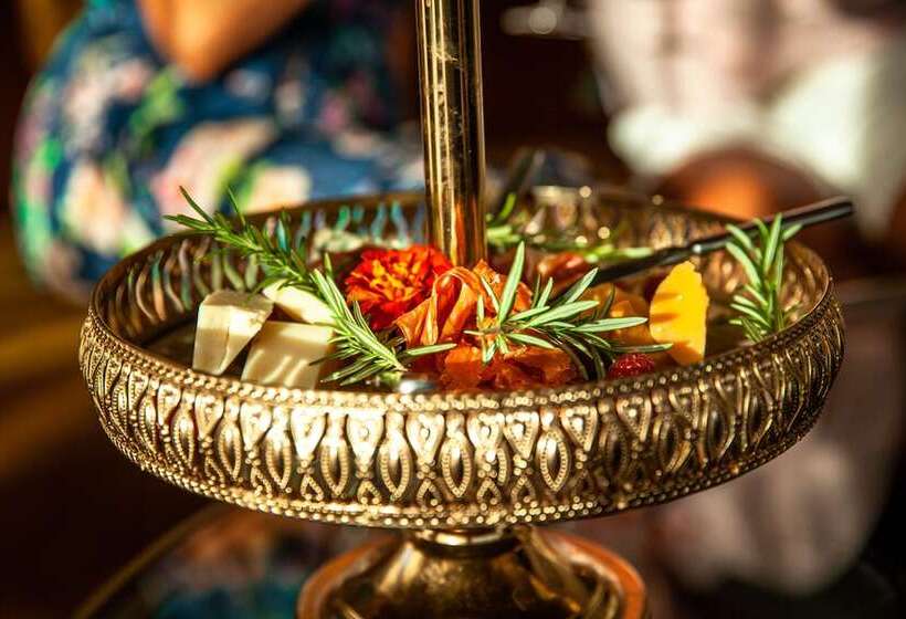 فندق على الطريق The Oriana Orange   Retro Hotel & Resort