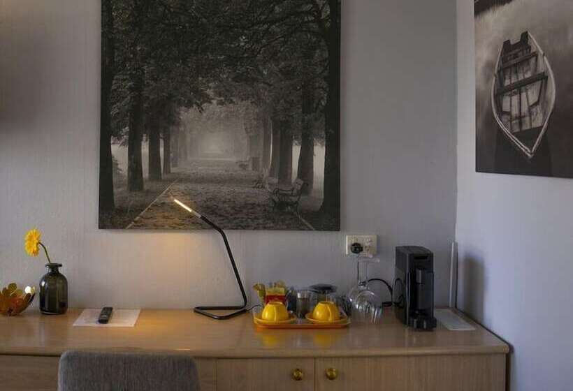 فندق على الطريق The Oriana Orange   Retro Hotel & Resort